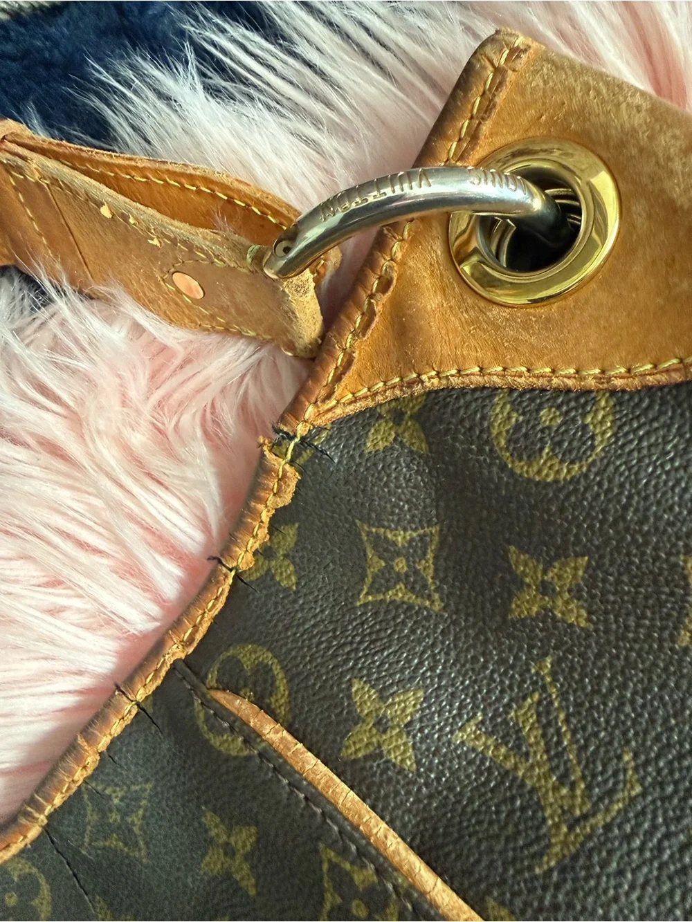 Louis Vuitton AUTHENTIC💯🌹GM Galleria Monogram Canvas Shoulder Bag with Tan Trim
